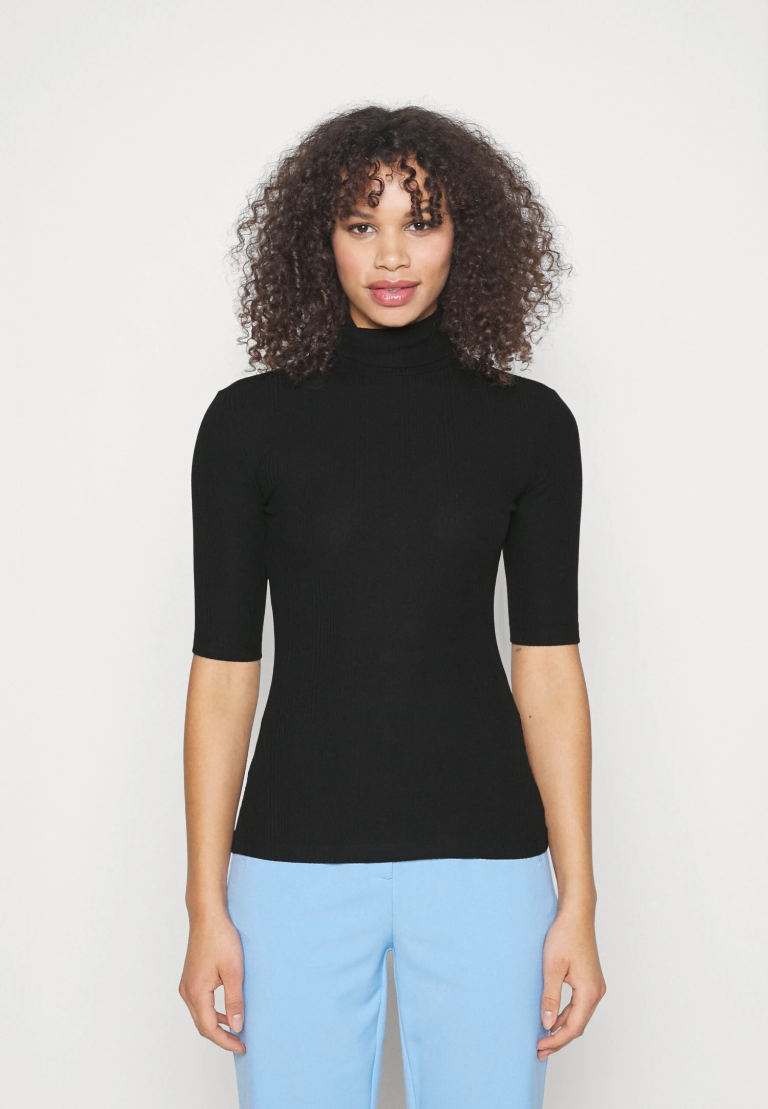 Slim Turtleneck Half Sleeves - T-Shirt Basic - Black 1 Slim Turtleneck Half Sleeves - T-Shirt Basic - Black