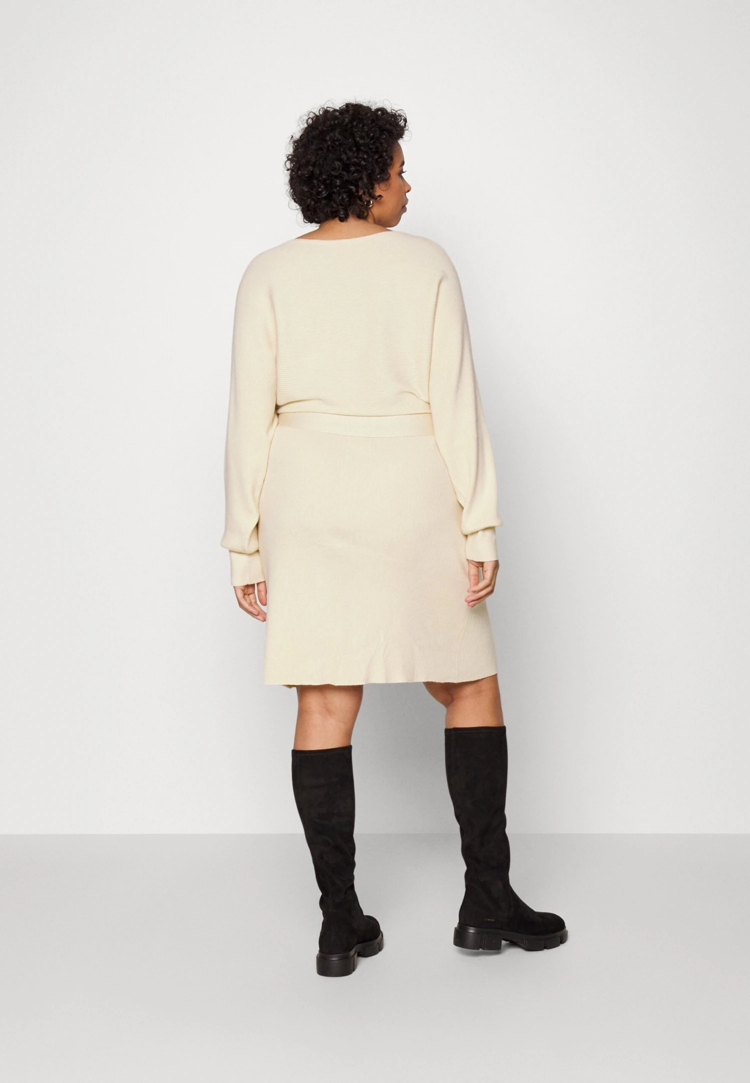 Wrap V Ausschnitt Mini Strickkleid Mit Gürtel - Gebreide Jurk - Off White 3 Wrap V Ausschnitt Mini Strickkleid Mit Gürtel - Gebreide Jurk - Off White - Afbeelding 3