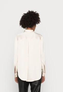 Anna Field Overhemdblouse - Nude 7 Anna Field Overhemdblouse - Nude -Anna Field Winkel d440f1564b214990b8800f83f8491c11