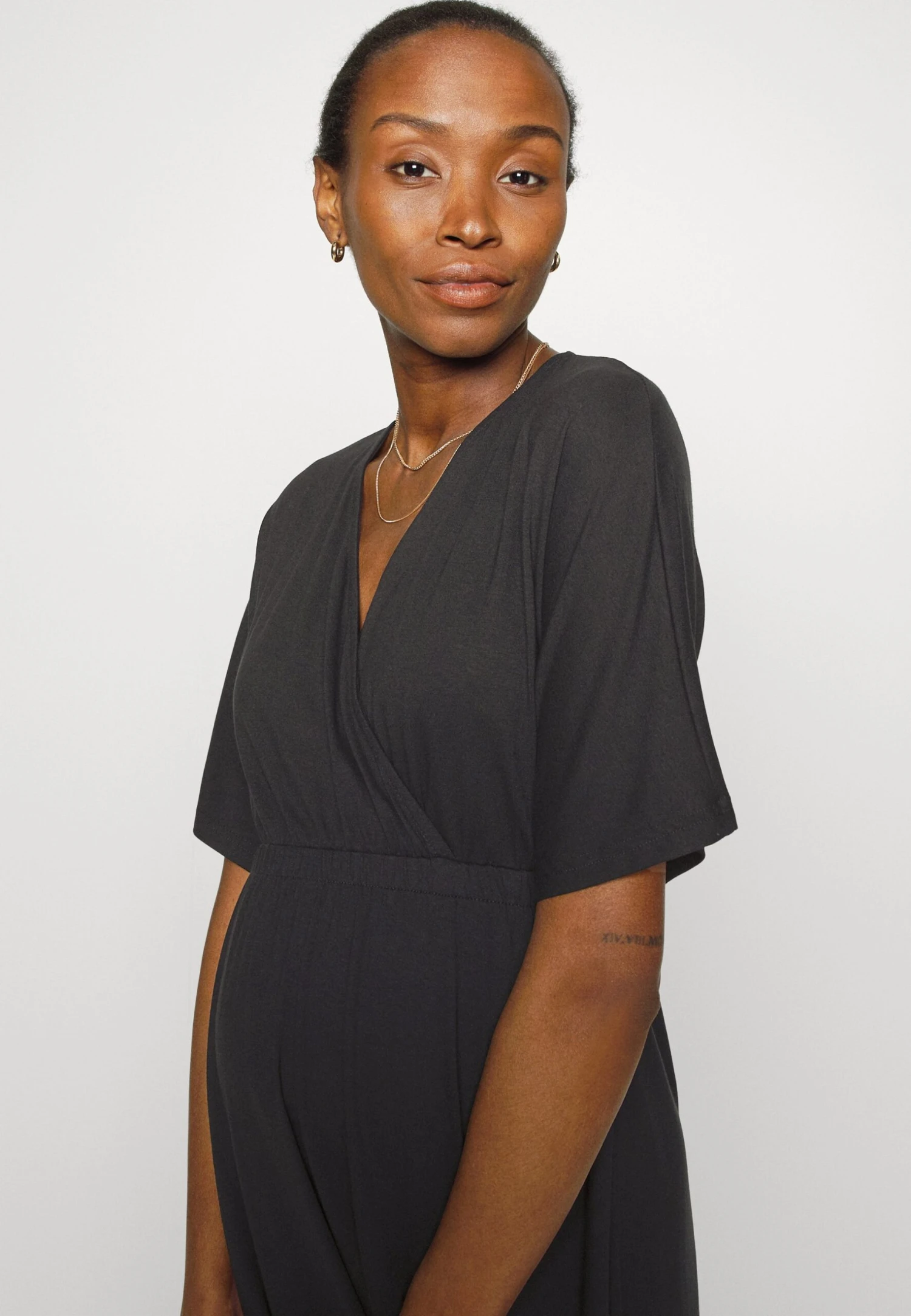 Short Sleeves Flared Mini Dress- Jerseyjurk - Schwarz 4 Short Sleeves Flared Mini Dress- Jerseyjurk - Schwarz - Afbeelding 4