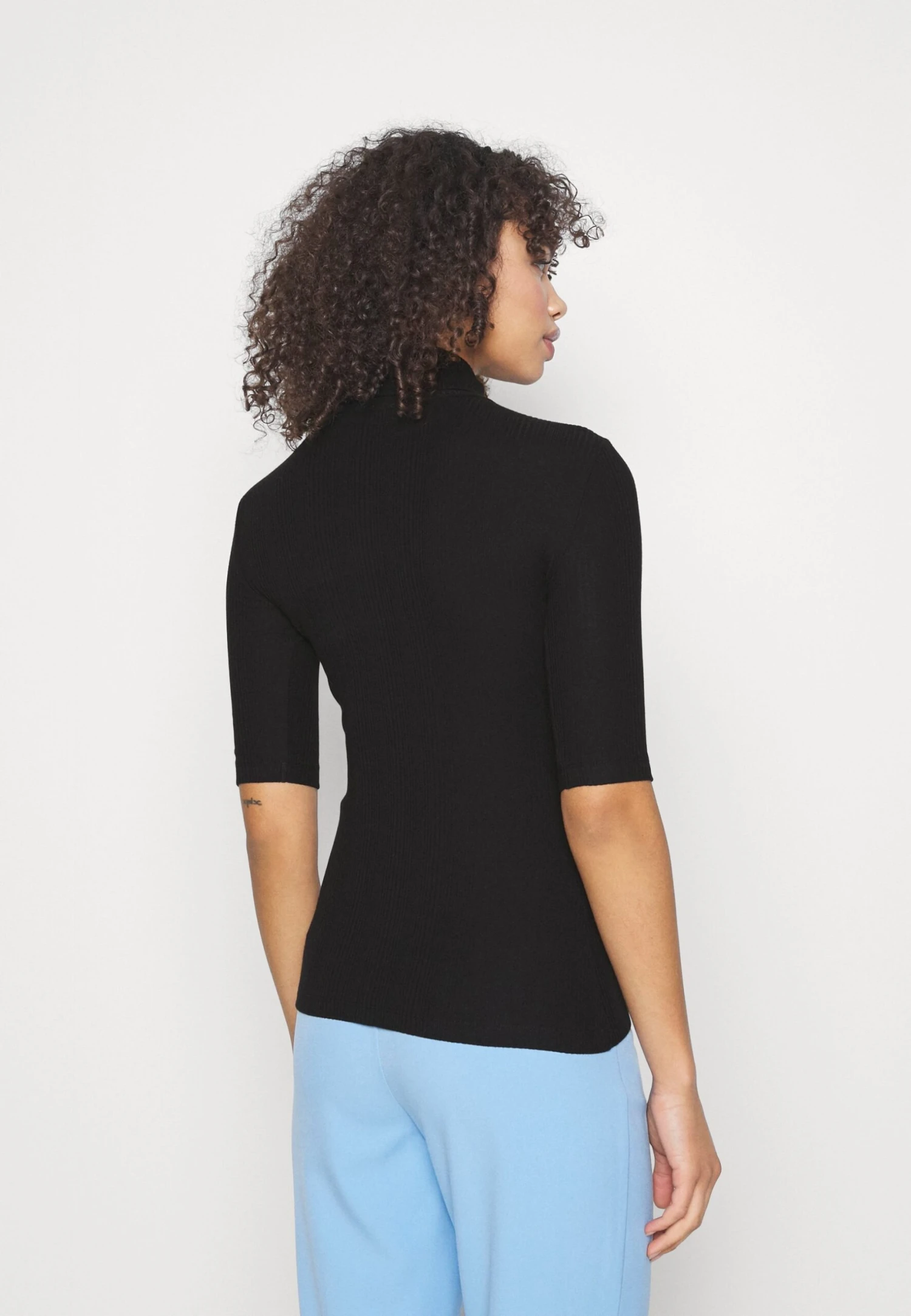 Slim Turtleneck Half Sleeves - T-Shirt Basic - Black 3 Slim Turtleneck Half Sleeves - T-Shirt Basic - Black - Afbeelding 3